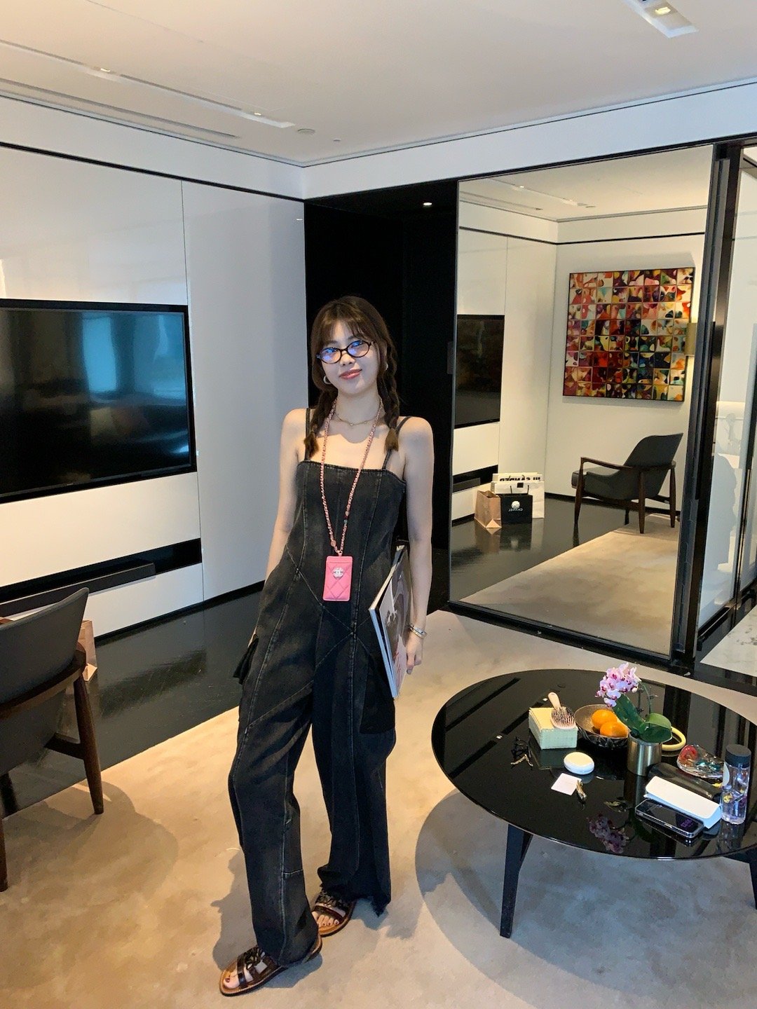 推荐一下吊带牛仔裤奥 和常规背带裤都不一样 黑灰色时髦兮兮的 song1条哦😽