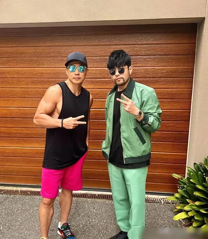 周杰伦旁边男生是谁？