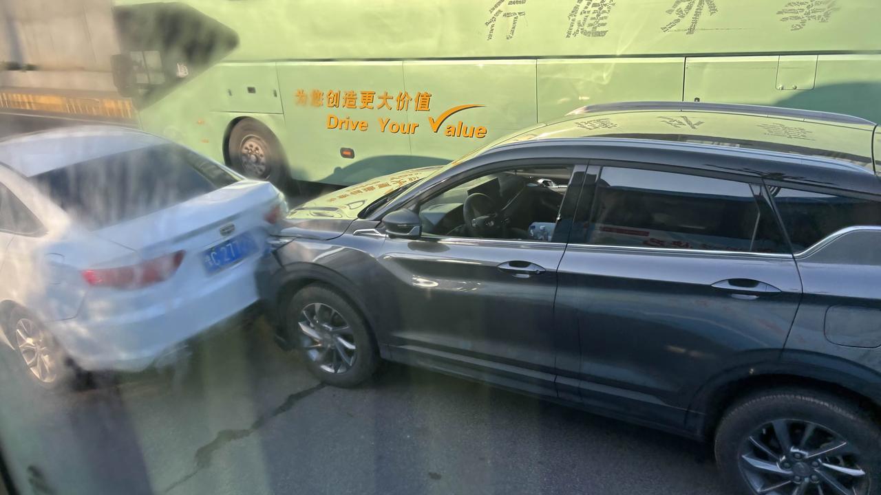 一大早两车追尾，在去老君山的路上。这下俩车的出行计划泡汤了，大过节的，悠着点儿安