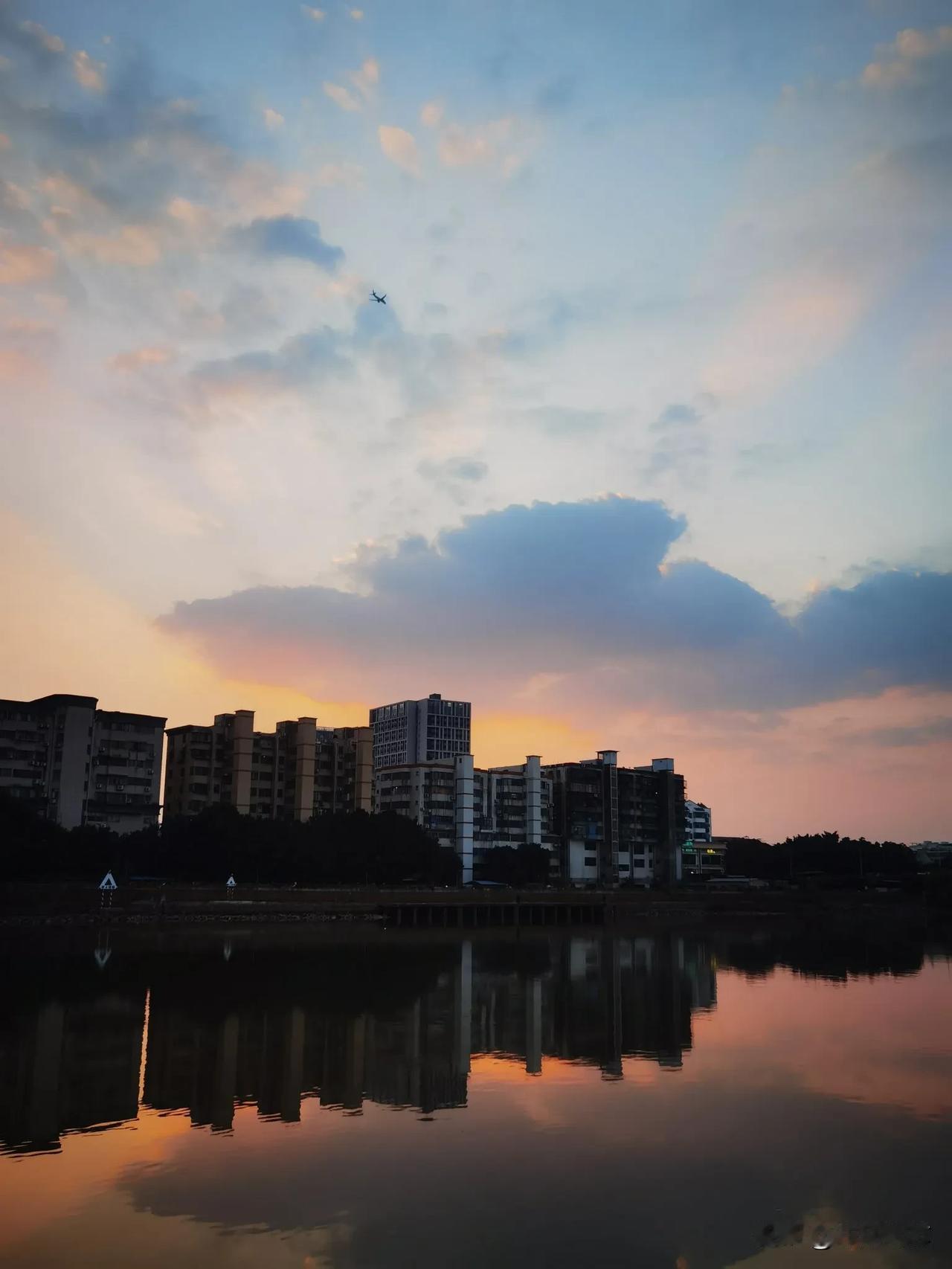 随手拍张照落日黄昏，那一抹晚霞美如画，水天相映，随手一拍，惊艳到我，美极了[比心