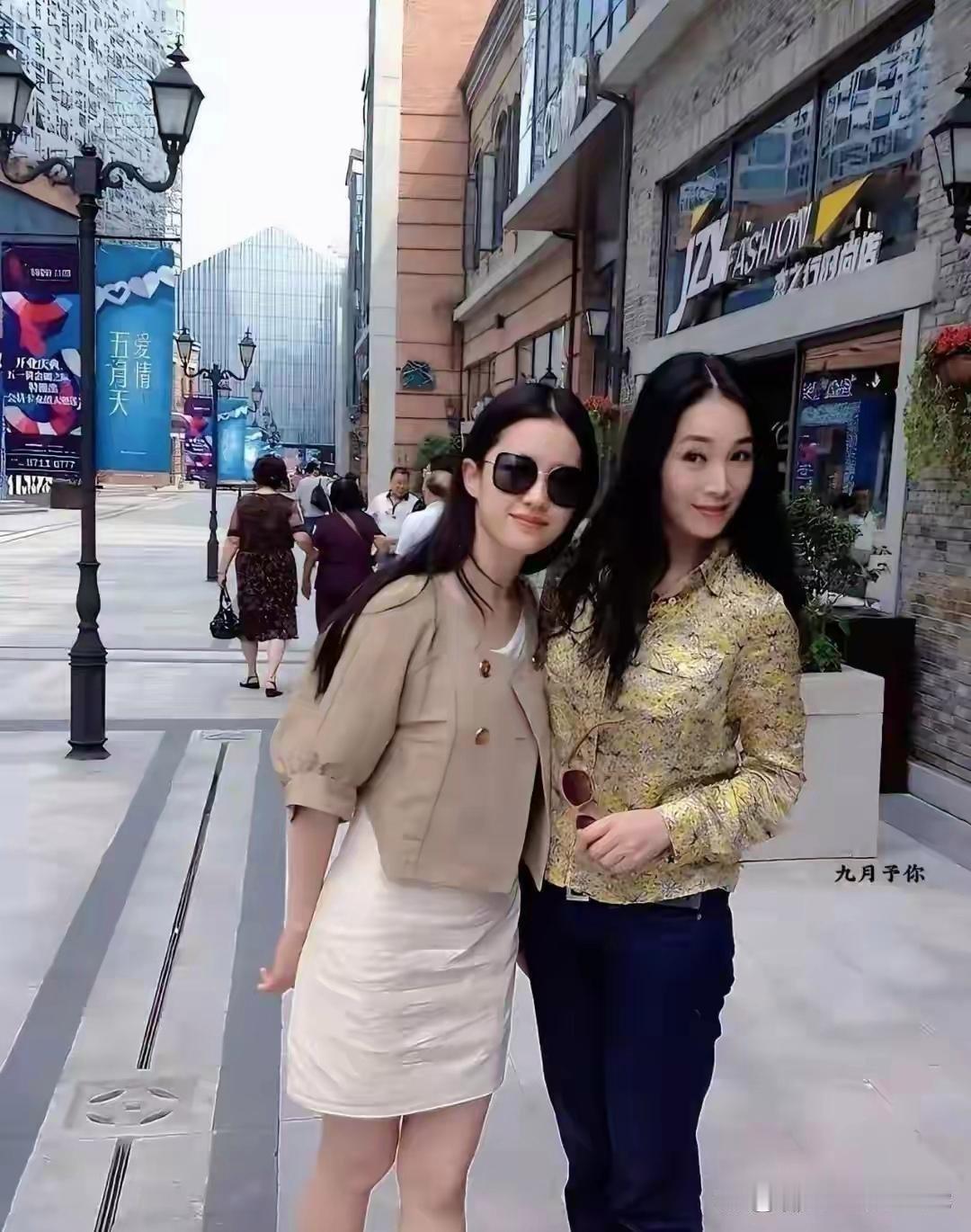 刘亦菲和她小姨的合影，小姨颜值碾压全场啊，有人说她妈更美，这是遗传啊，羡慕不来的