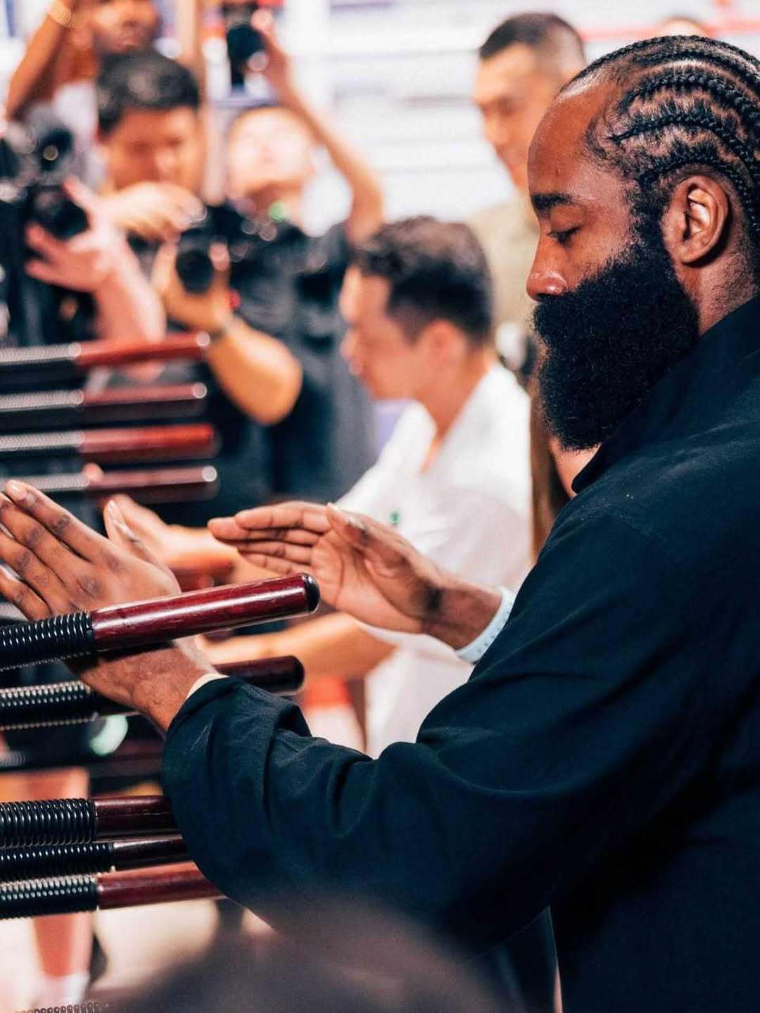 哈登社交媒体发文：你们总是能让我感到惊喜，每一次都像是第一次那样新鲜。🇨🇳我