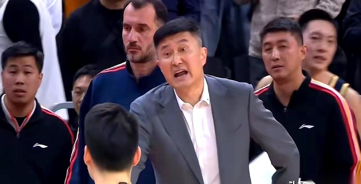 刚看完广东男篮打山西这一场，96比106，比分不算太难看，但赛场上那股子冷气却直