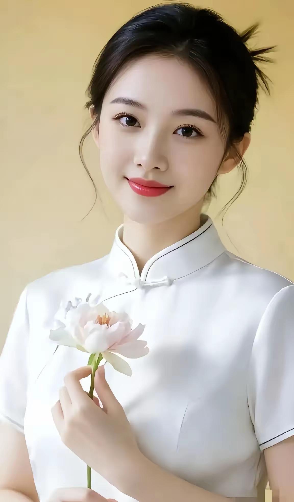 想当年花容月貌，
思今日丰姿沉稳。
横批：《当年与今日》