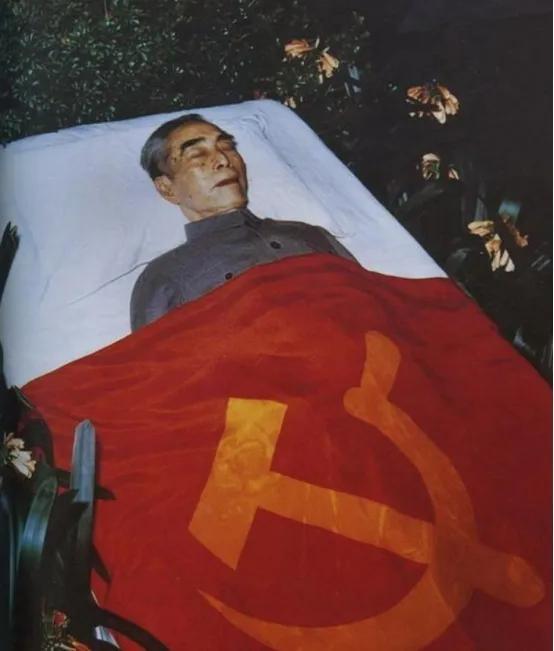 周总理去世3小时后，遗体被医生解剖研究！发现肝、肺、大脑都形成了恶性肿瘤，而当年