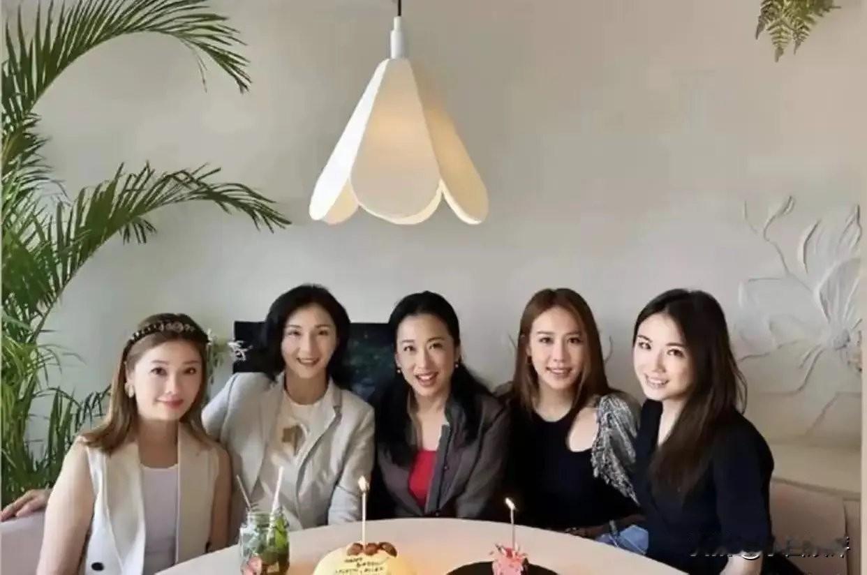 郭晶晶的婆婆朱玲玲最近在香港一个私人会所低调庆祝了她的67岁生日。现场布置得很简