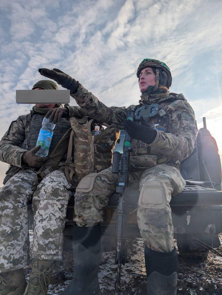 🇺🇦乌克兰武装部队（UDA）志愿医疗营“圣约翰骑士团”的女兵丽贝卡·马齐奥夫