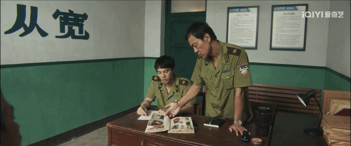 收藏癖大爷为逃避审讯一秒装疯树影迷宫谁懂啊！《树影迷宫》里的废品站老捡太气笑人！