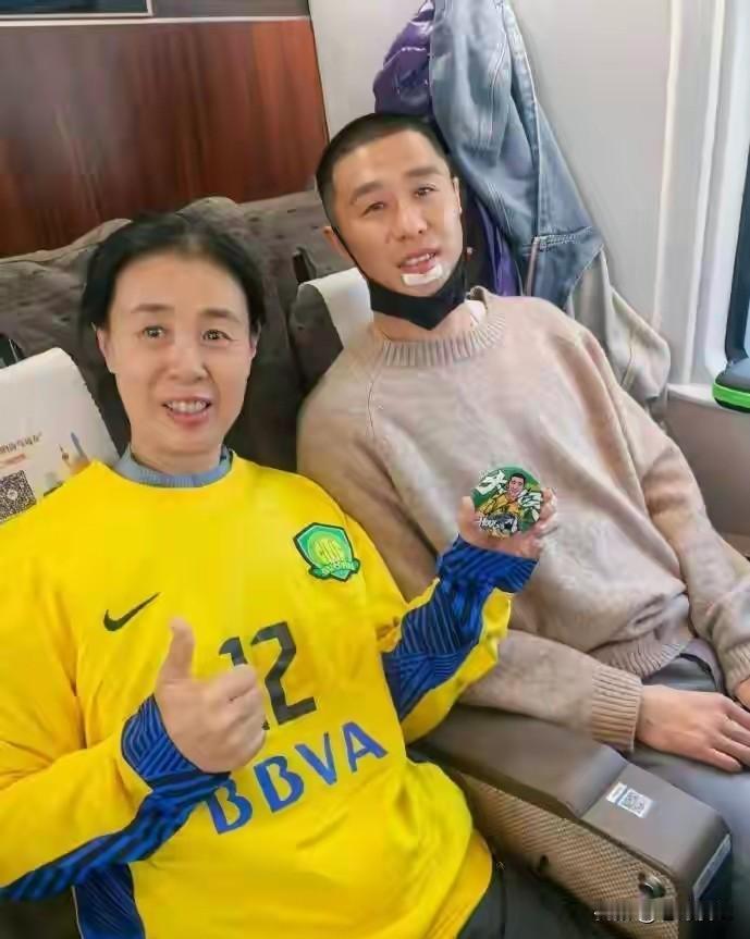 硬汉大侯，嘴部缝了23针。把冠军奖牌和冠军球衣都送给了球迷。球迷也真敢送，不知那