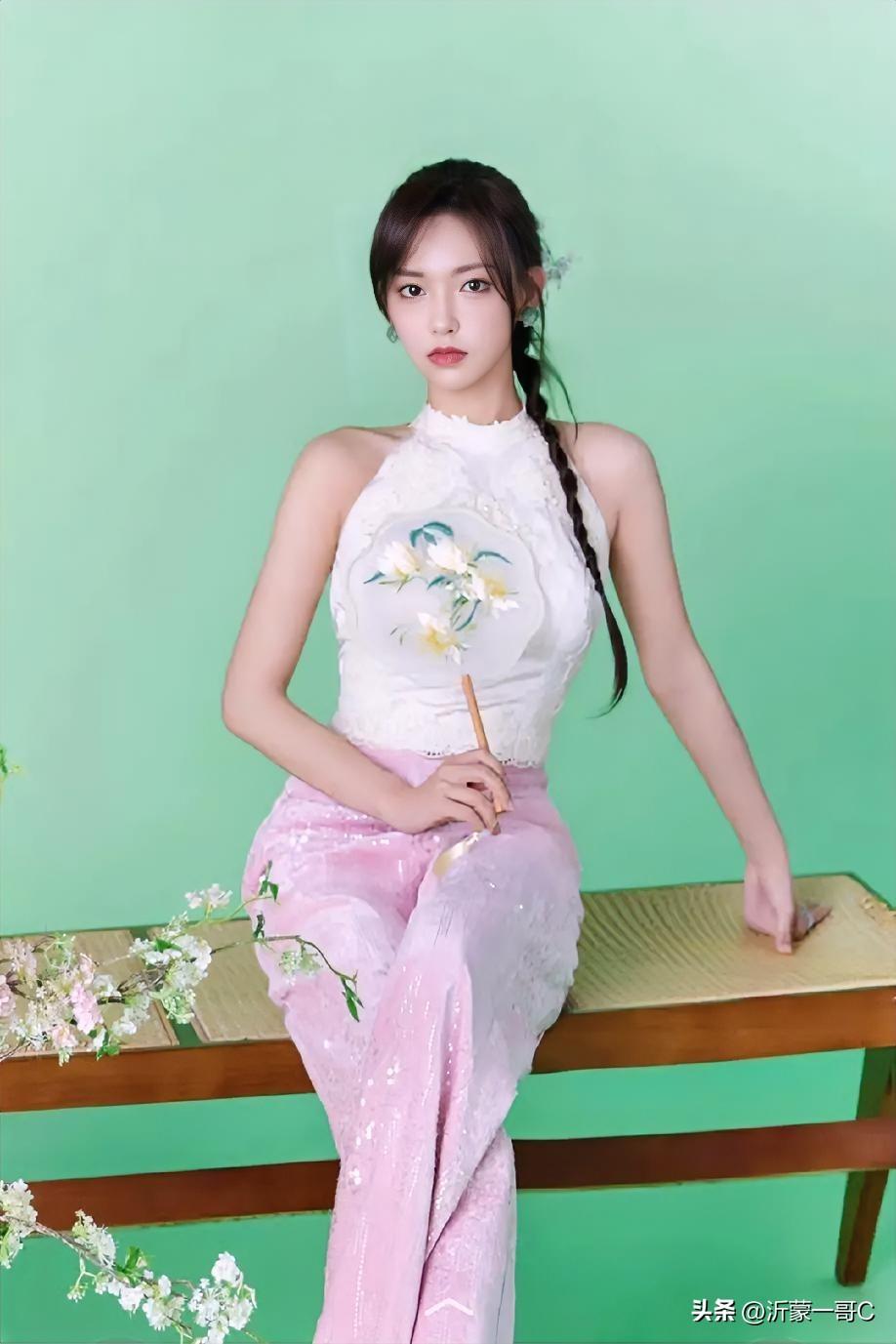 真正的美，从来不止一张脸
 
有人问我：你喜欢美女吗？
我的答案是：喜欢，但我更