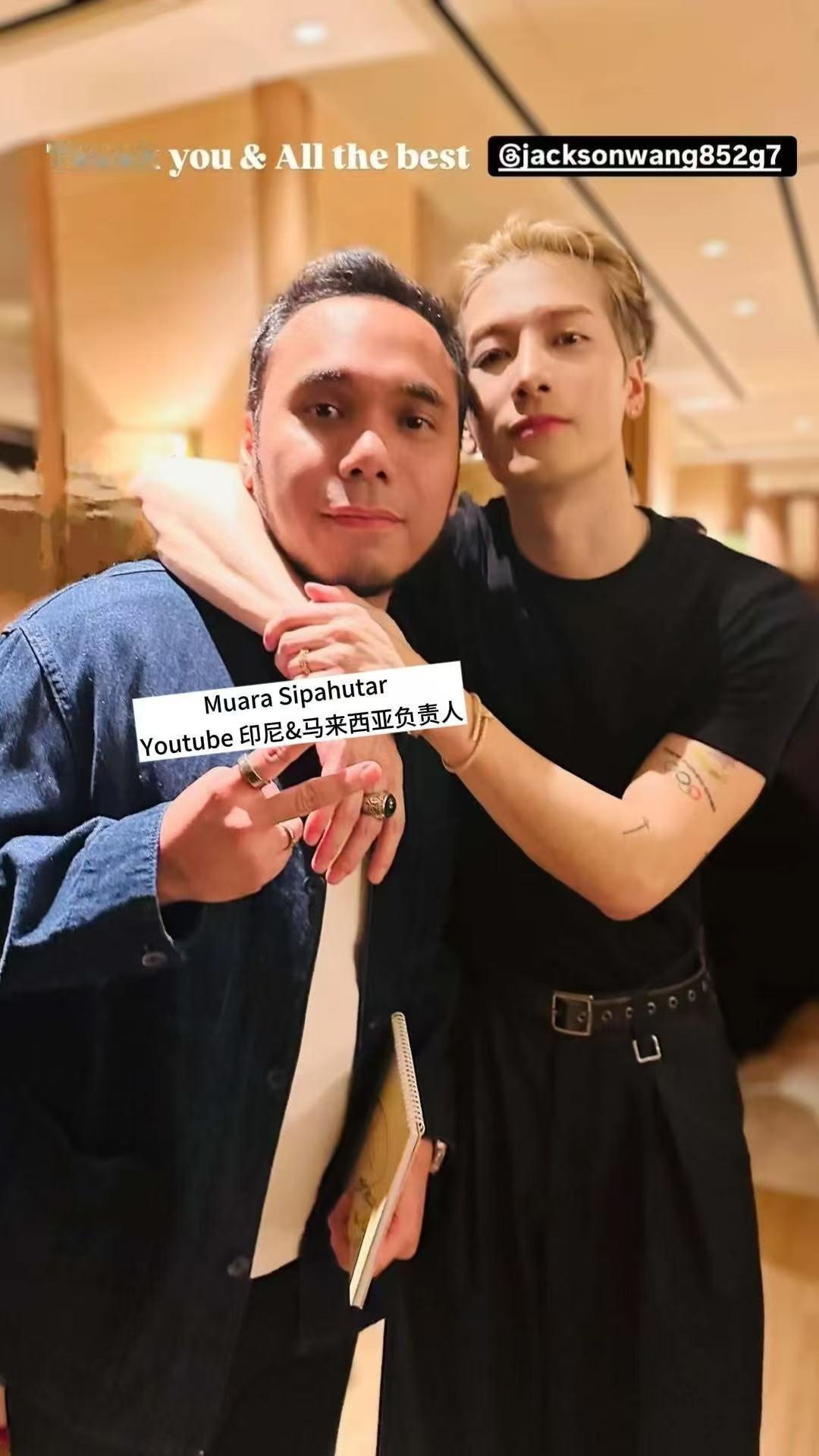 王嘉尔印尼派对  王嘉尔的社交能力让人不得不服，竟然能够在合影中看到他和印尼文化