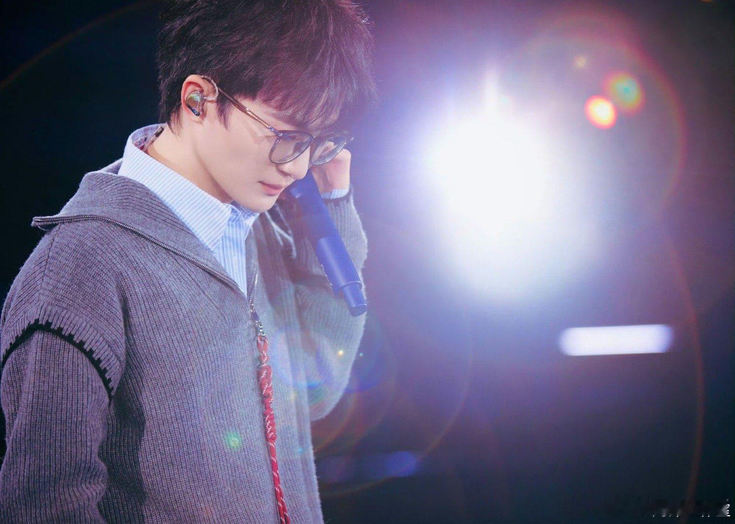 周深举这牌班味一下就上来了 周深用一块牌子完成了对深圳最深情的告白——爱它的忙碌