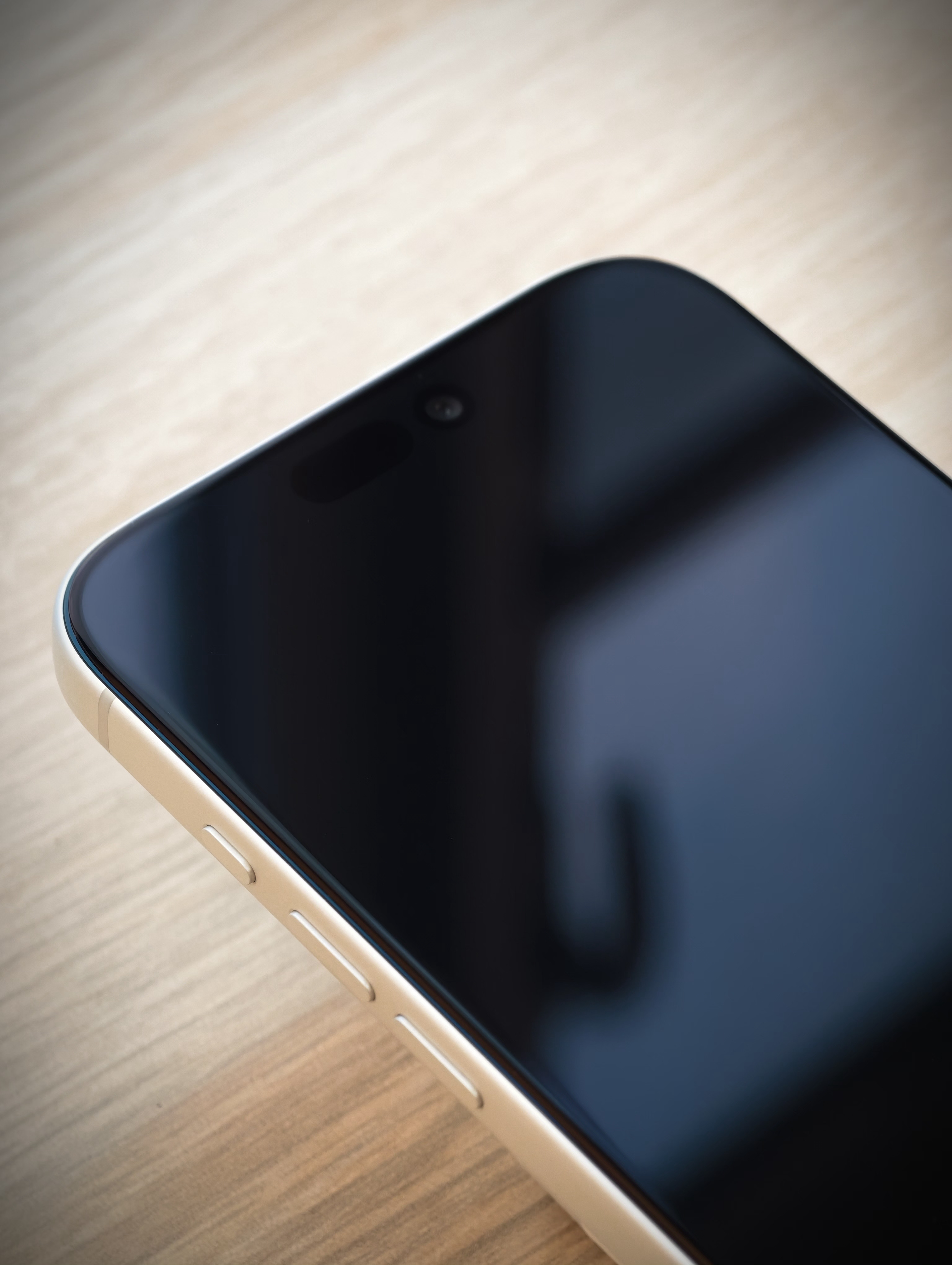 iPhone 买配件的好处是，无论你屏幕做的再怎么 2.5D 对不齐，三方配件厂