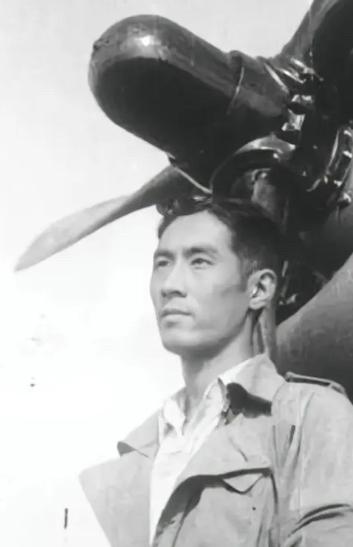 1944年，飞行员王光复在成功炸毁日军军列后，正准备返航，途中路过日军机场时，意