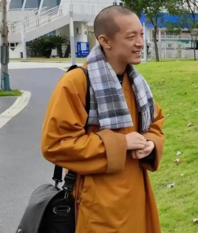 北大数学天才柳智宇出家12年后还俗。他留下了一句让无数人沉默的话：寺庙里的人际关