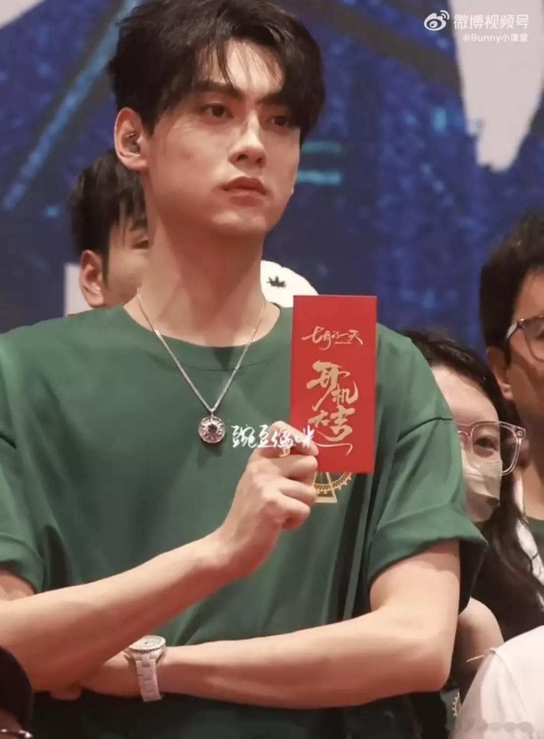 6.0的田栩宁开机生图来了，右1算是营业图吧。生图好像长胖了。 ​​​
