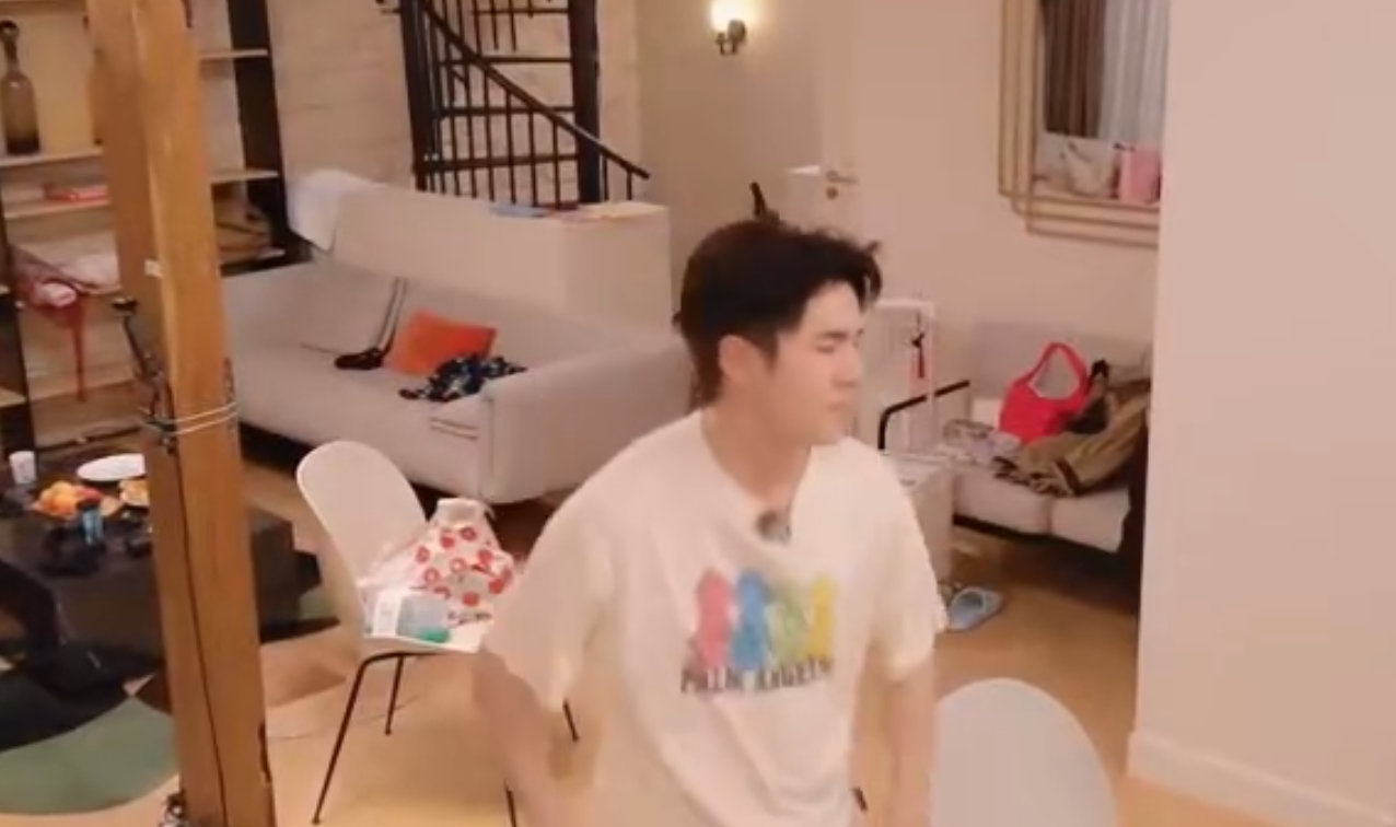 李佳琦[超话]李佳琦擦桌子刻进dna里了谁还没被李佳琦擦桌子的熟练度惊到？那动作