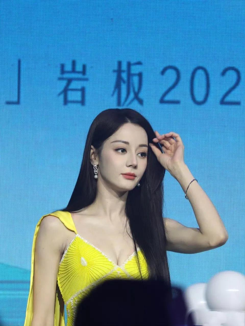 迪丽热巴撕拉片引热议，真人比照片更惊艳

近日，迪丽热巴工作室发布的一组复古撕拉