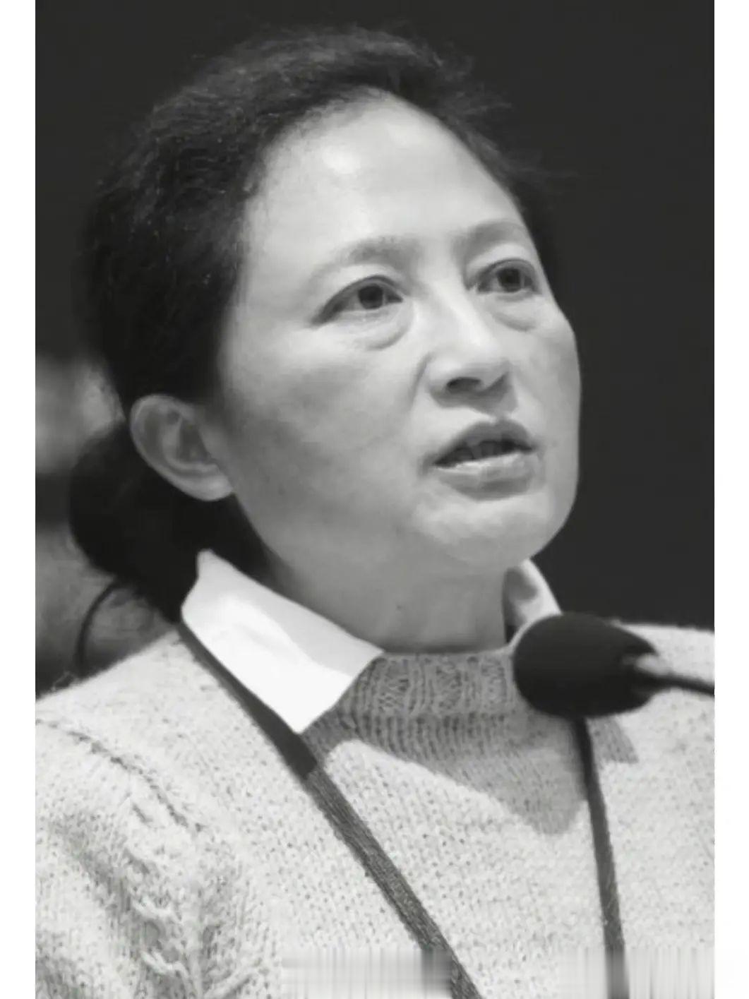 照片上这个目光坚毅的女人叫王选，她因20多年来不懈追讨日本政府使用细菌战而出名。