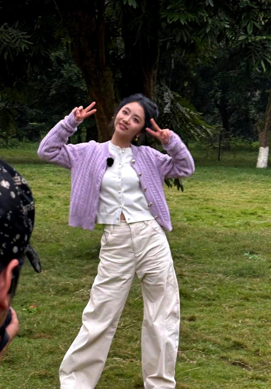 谭松韵在泸州街边吃串，99块毛衣没换，粉丝要合影，她笑着蹲下来拍泡泡。
没人围堵