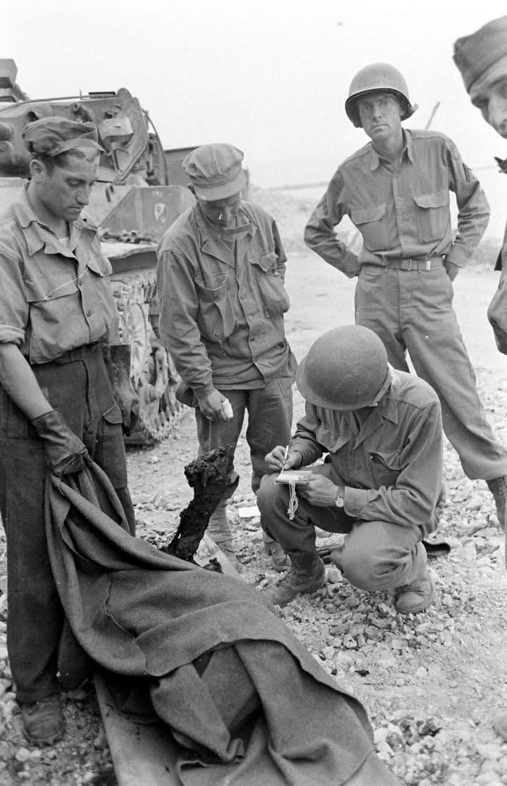 1944年5月，意大利泰拉奇纳地区，美军战时遗骸登记服务相关人员正在登记阵亡人员