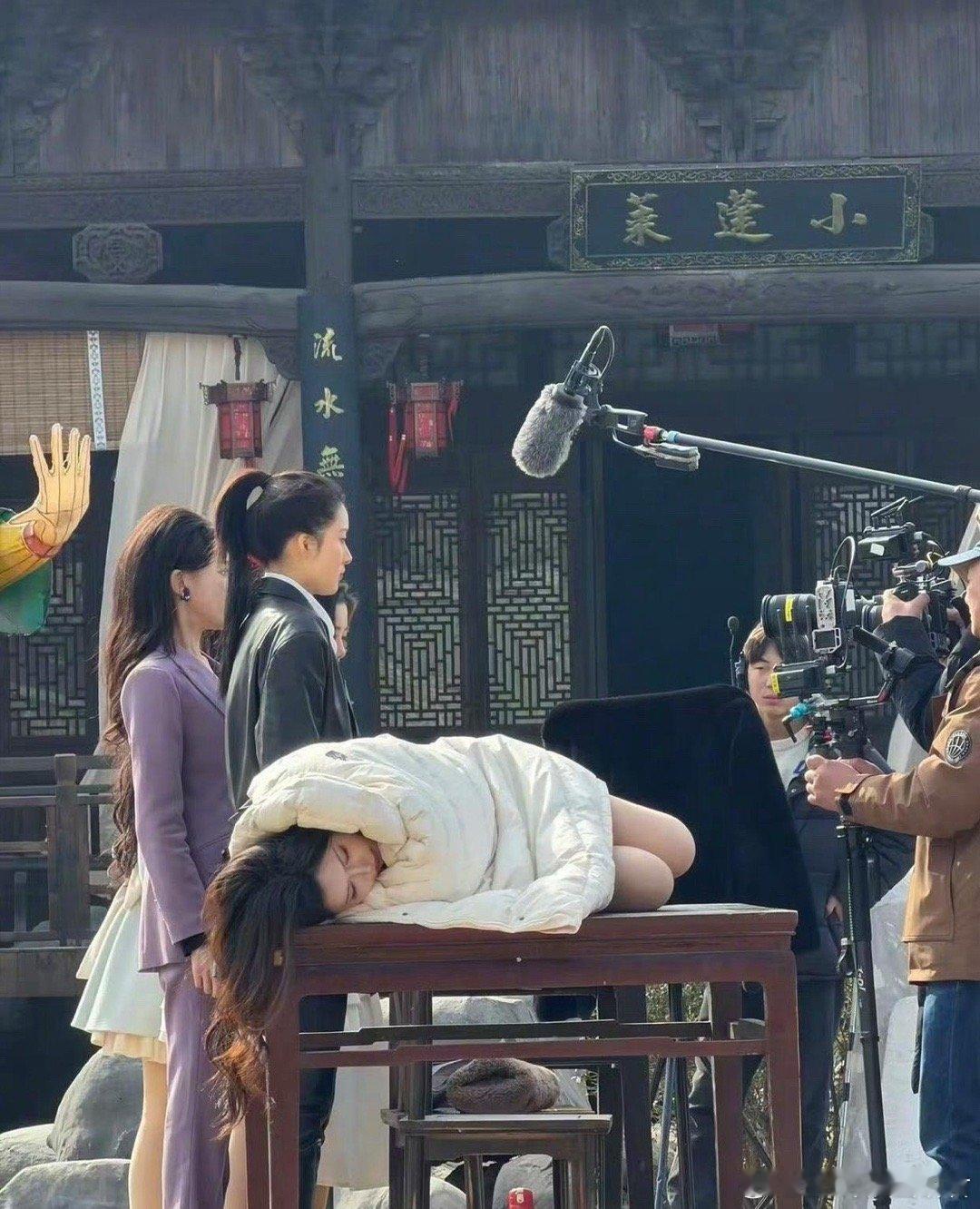 韩安冉也太搞笑了吧，直接躺在拍摄桌上就睡，关键其他演员还在拍摄中，画风真的很突兀