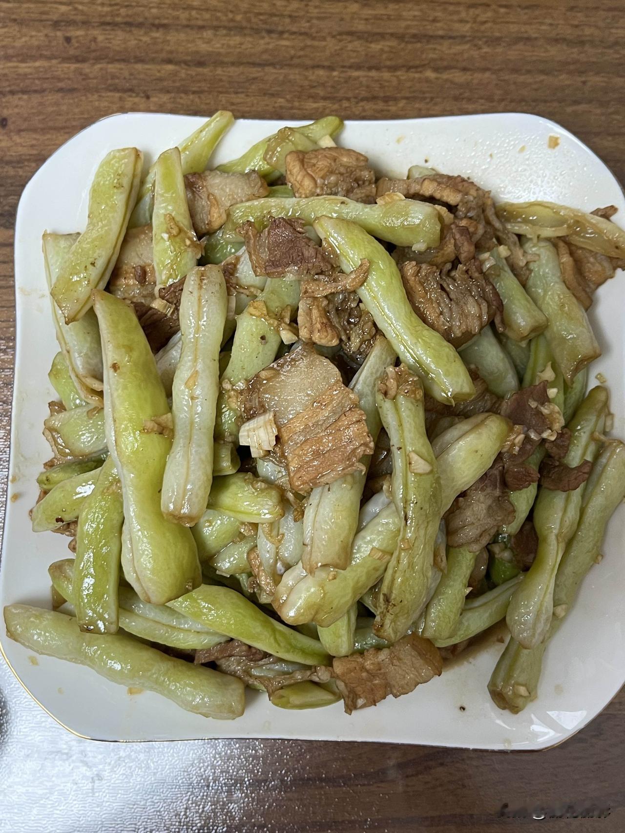 好友们晚上好！周五快乐，晚餐香香！今天的晚餐：
五花肉炒豆角
西红柿炒鸡蛋
窝头