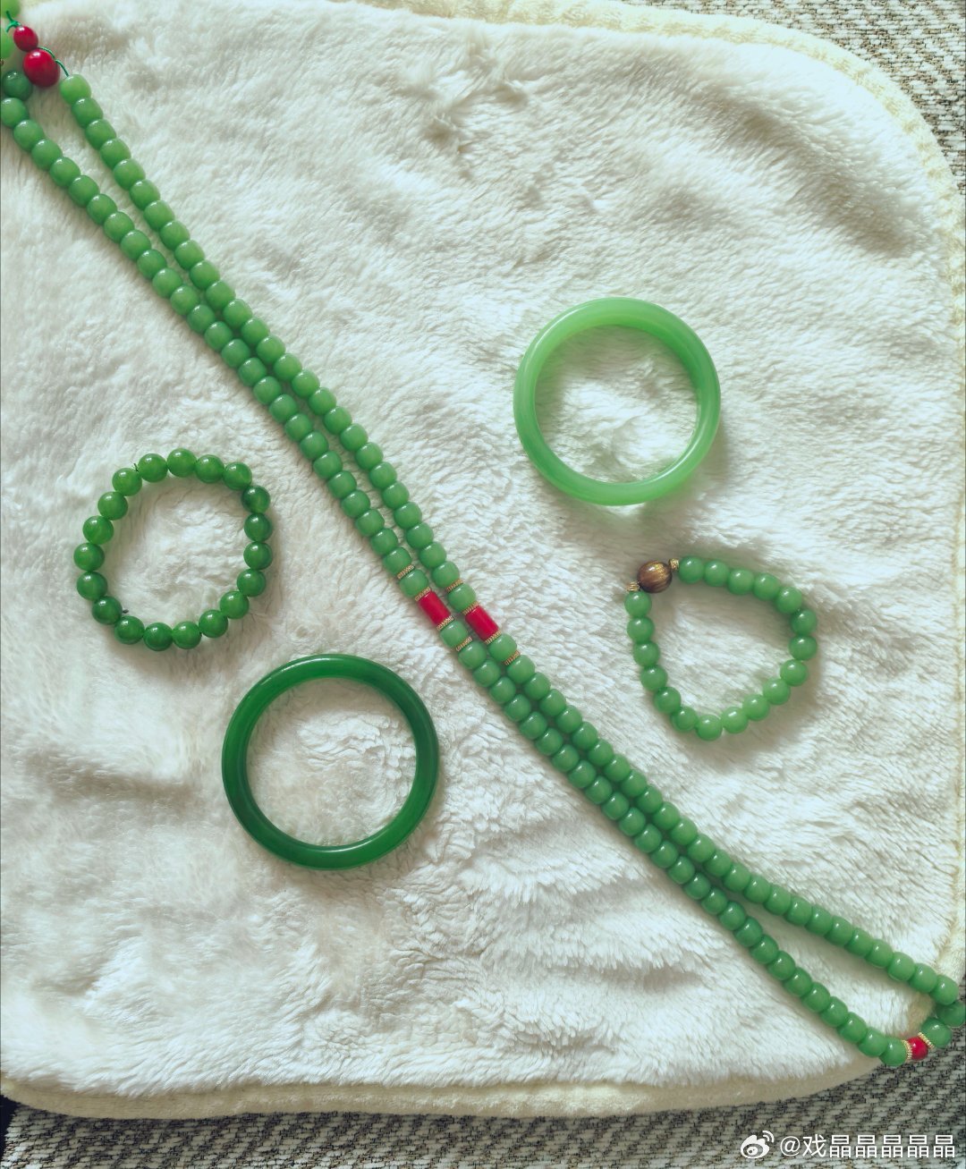 和田玉苹果绿，哪个好看？ 