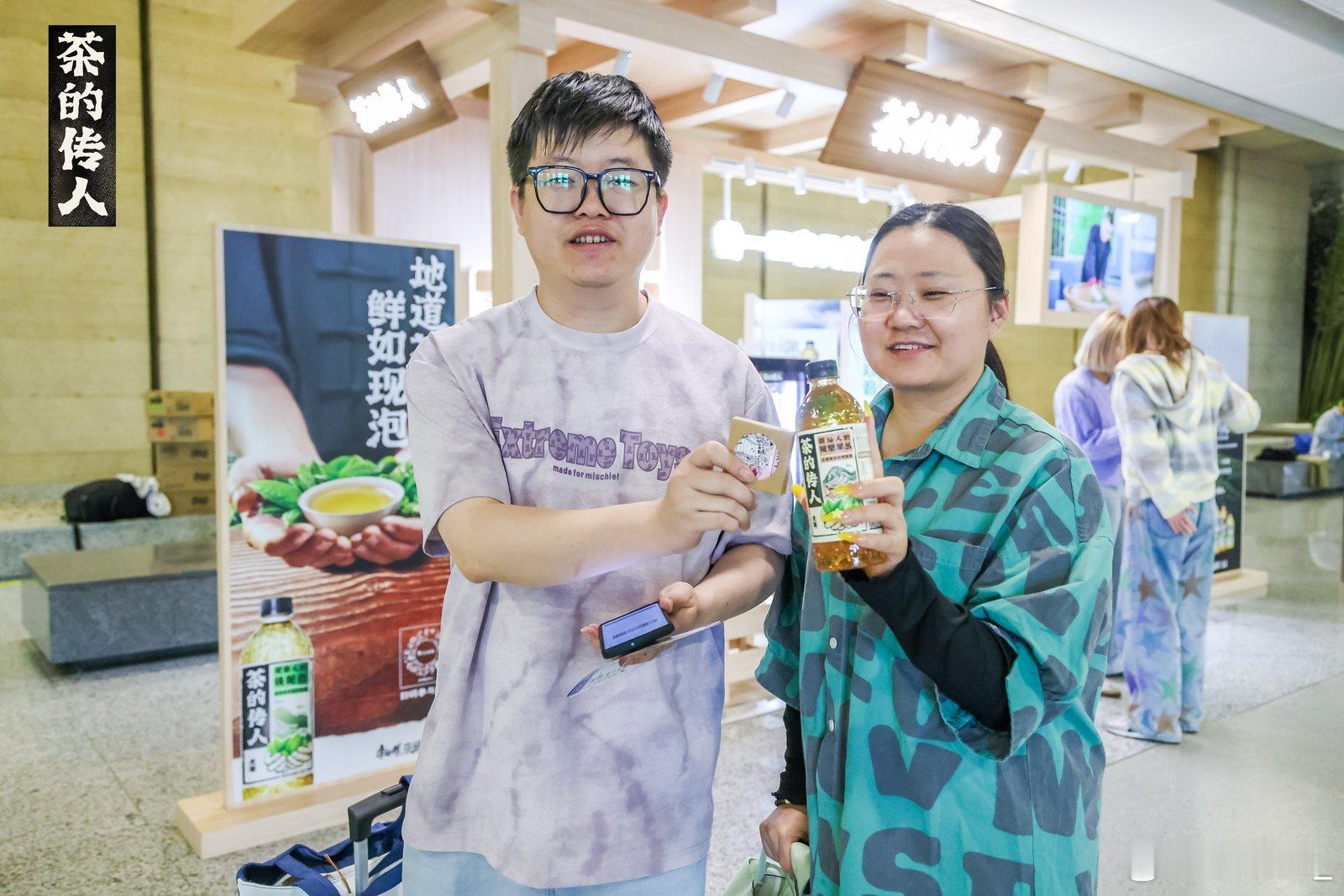很喜欢登机前的十分钟赶路匆匆，还好有片刻茶香治愈，候机疲惫乏味，一杯茶的传人暖心