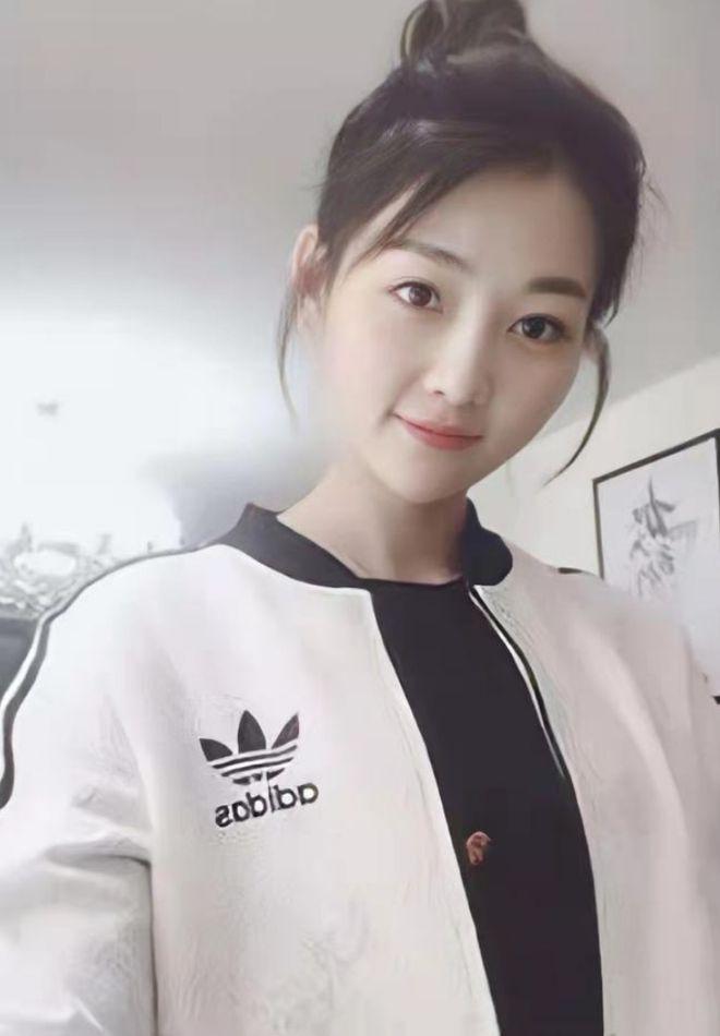 “谁给40万救我父亲，我就嫁给谁！”2020年，视频中的女孩冯双双，面容憔悴却眼