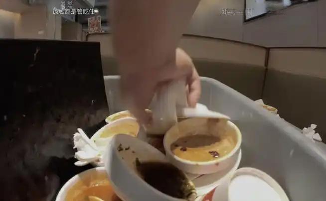 海底捞两未成年顾客向火锅小便并传播视频，被判赔偿220万元及公开道歉。法院认定其