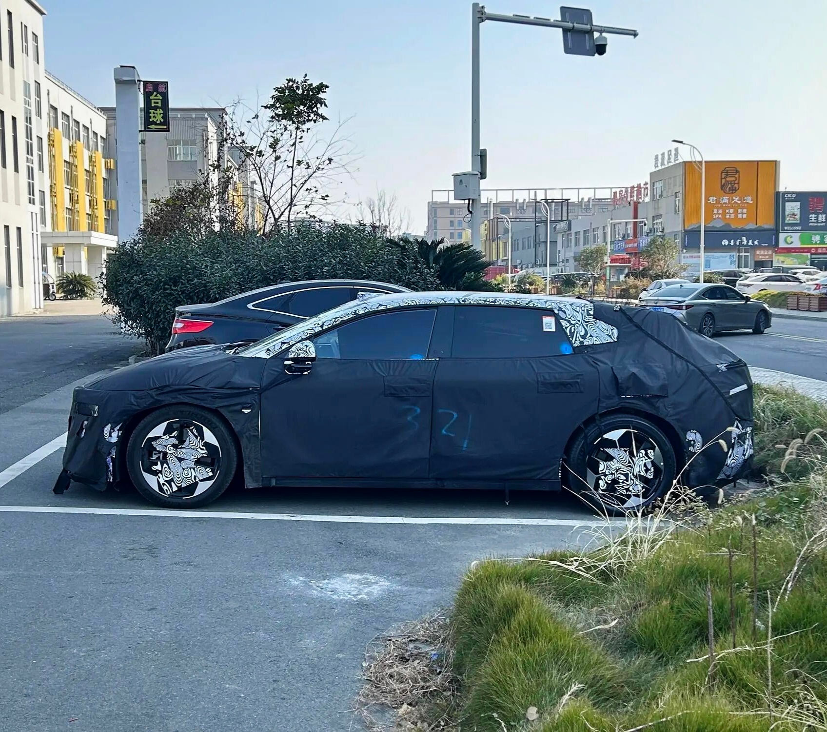 帅啊！图1，极氪007的伪装终于把后窗小尾翼加上了低趴、修长、简约很是期待了，大