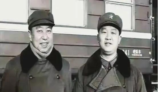 1981年，华国锋退下来了。
 
组织部门的人专门找到他的秘书曹万贵，桌上摊开几