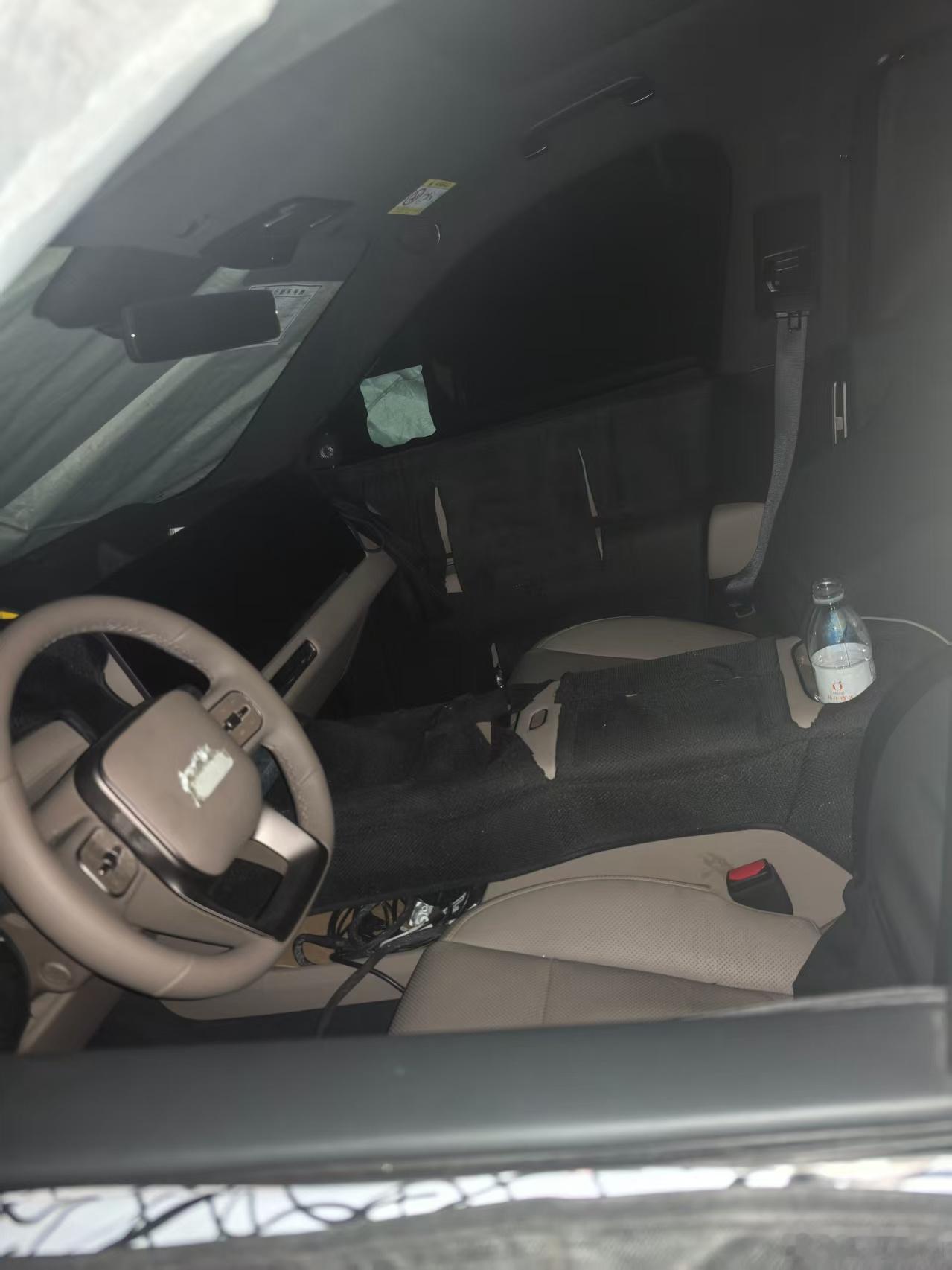 新款理想L9谍照中， 也用上了一体式天际屏，之前用过的还有领克900，马自达EZ