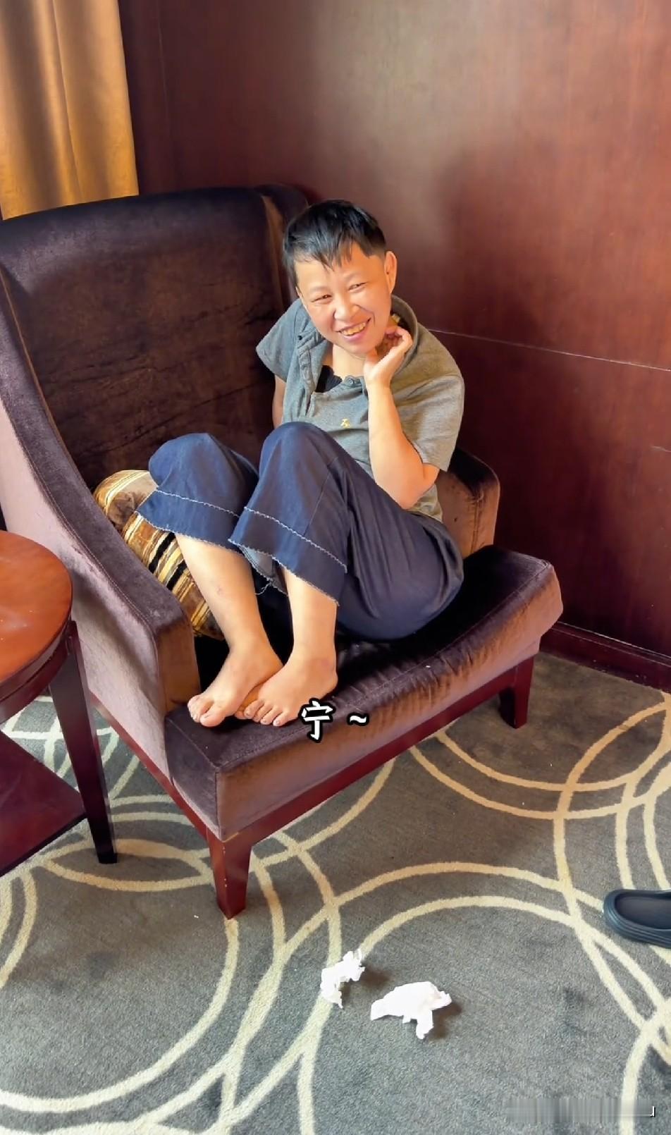 宁宁和梦秋终于相聚了，太久没见梦秋，宁宁变得成熟了很多
