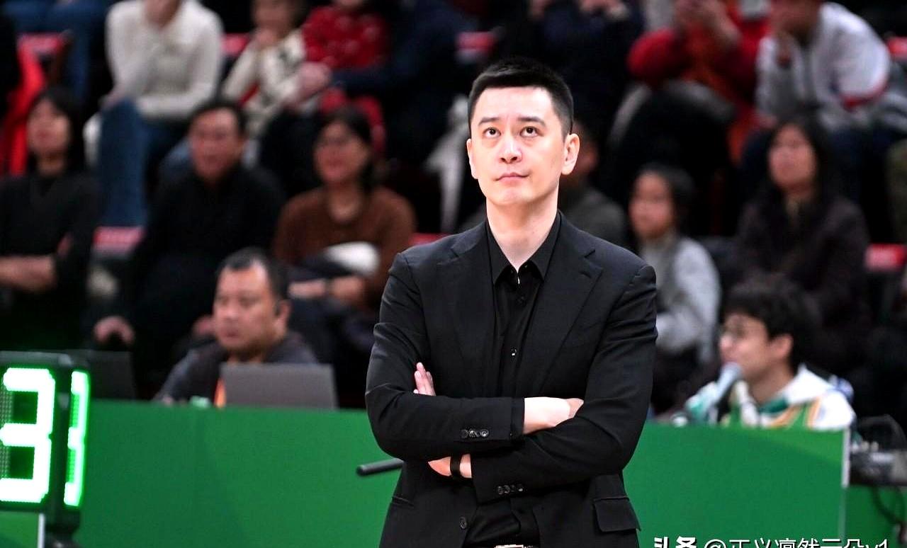 各位，说点儿实话：这回答像是在留后路。
记者问杨鸣将来怎么打算，他表示离开是因工