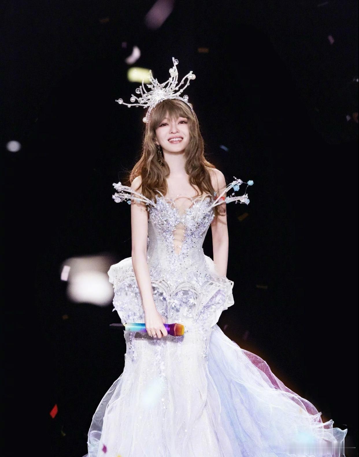 张韶涵留了刘海波浪卷，乍一看撞脸周扬青。 