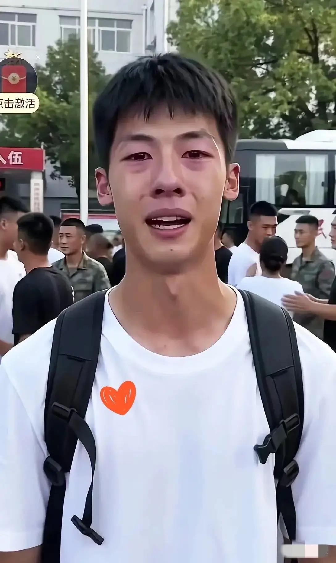 见过无数新兵入伍送别场景，却唯独这一幕，狠狠戳碎了无数人的心，简简单单一幅画面，