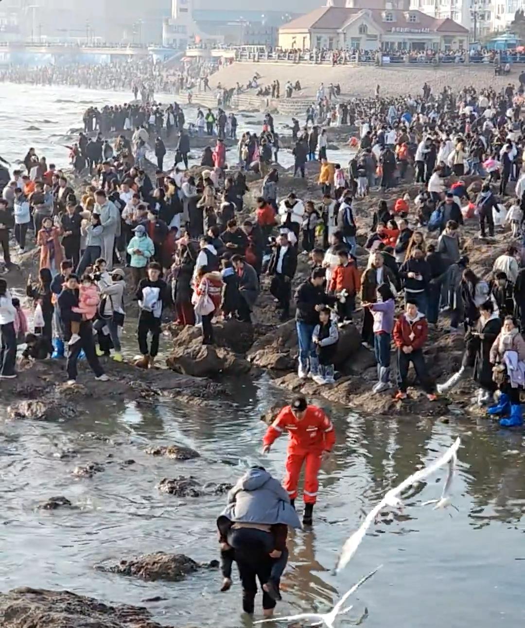 青岛栈桥游客被困

被涨潮困住的游客年年有，涨潮速度很快，工作人员每天都喊涨潮了