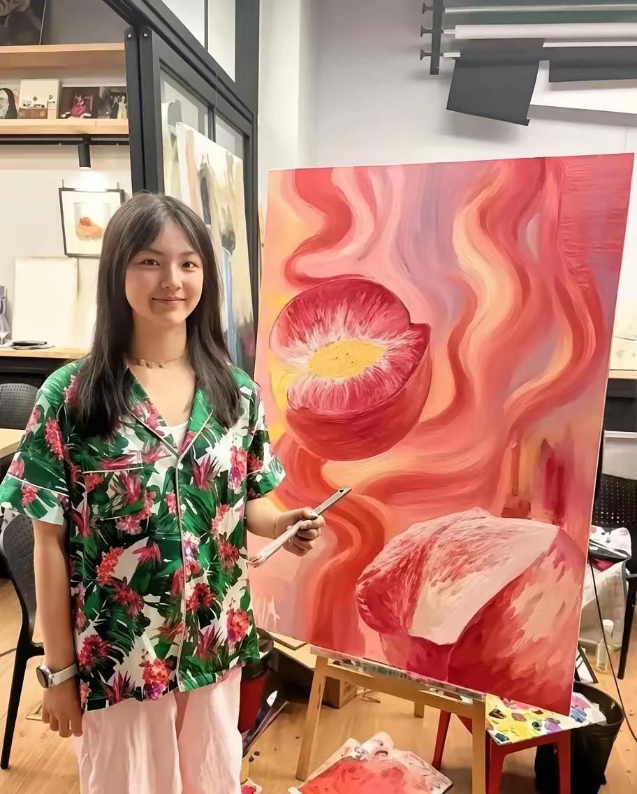 真的把我看懵了，王诗龄那幅桃子油画传出在卢浮宫巡展、还拍出145万之后，很快就被