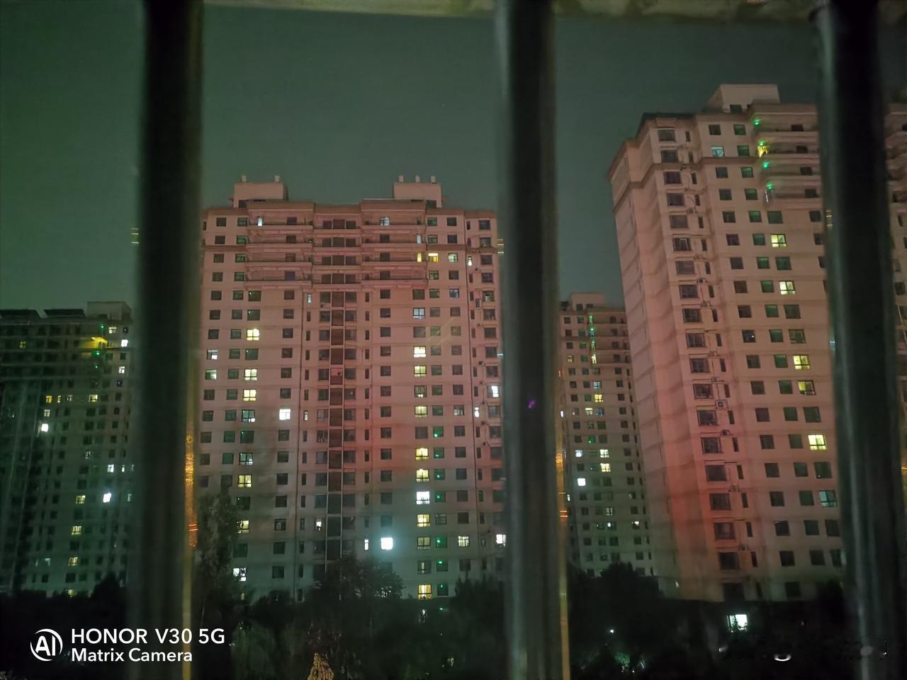 我敢笃定深夜亮灯的一多半是在直播的美女，一少半是在打网络游戏的青少年。

大家凌