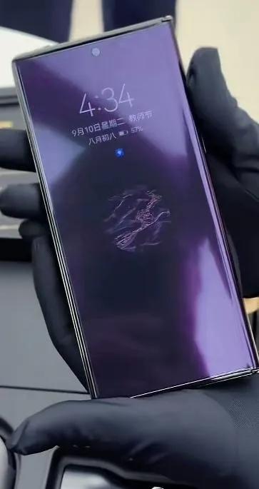 华为mateXT非凡大师，满满的科技感，就像余承东说的那句话一样，绝对的遥遥领先