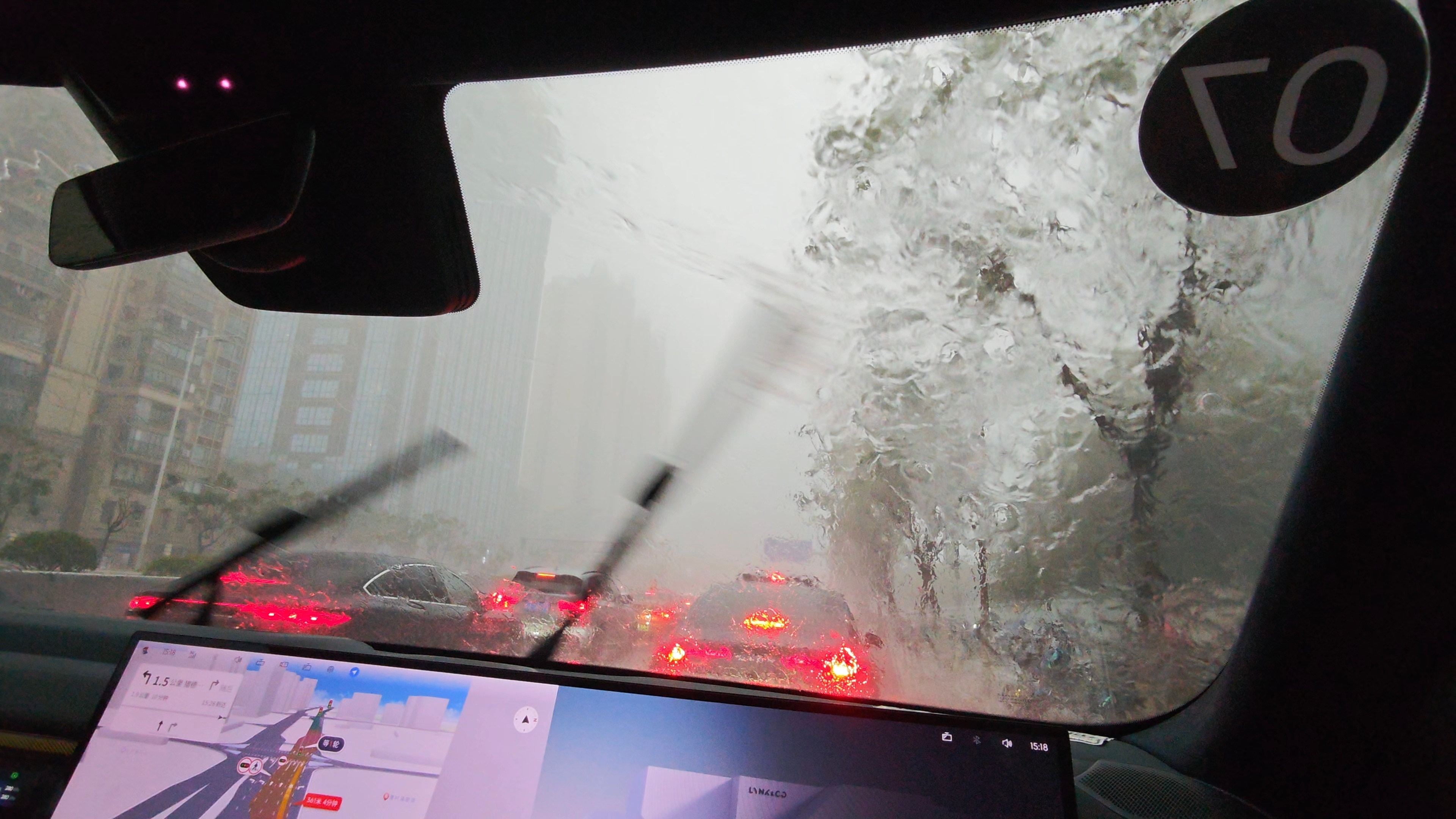 广州的天变脸是真快，试驾试到一半暴雨说来就来！雨刮开到最大都看不清路