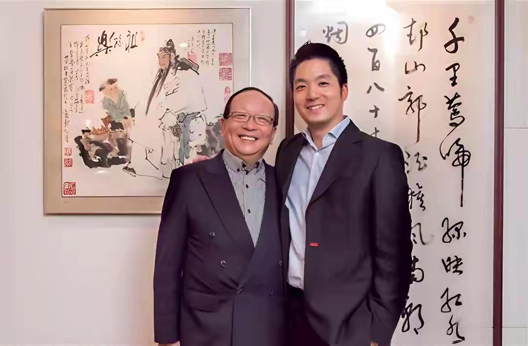 蒋万安一定有个幸福的童年，他有爸妈疼，还有姐姐宠，衣食无忧又不缺爱。幸福的童年可