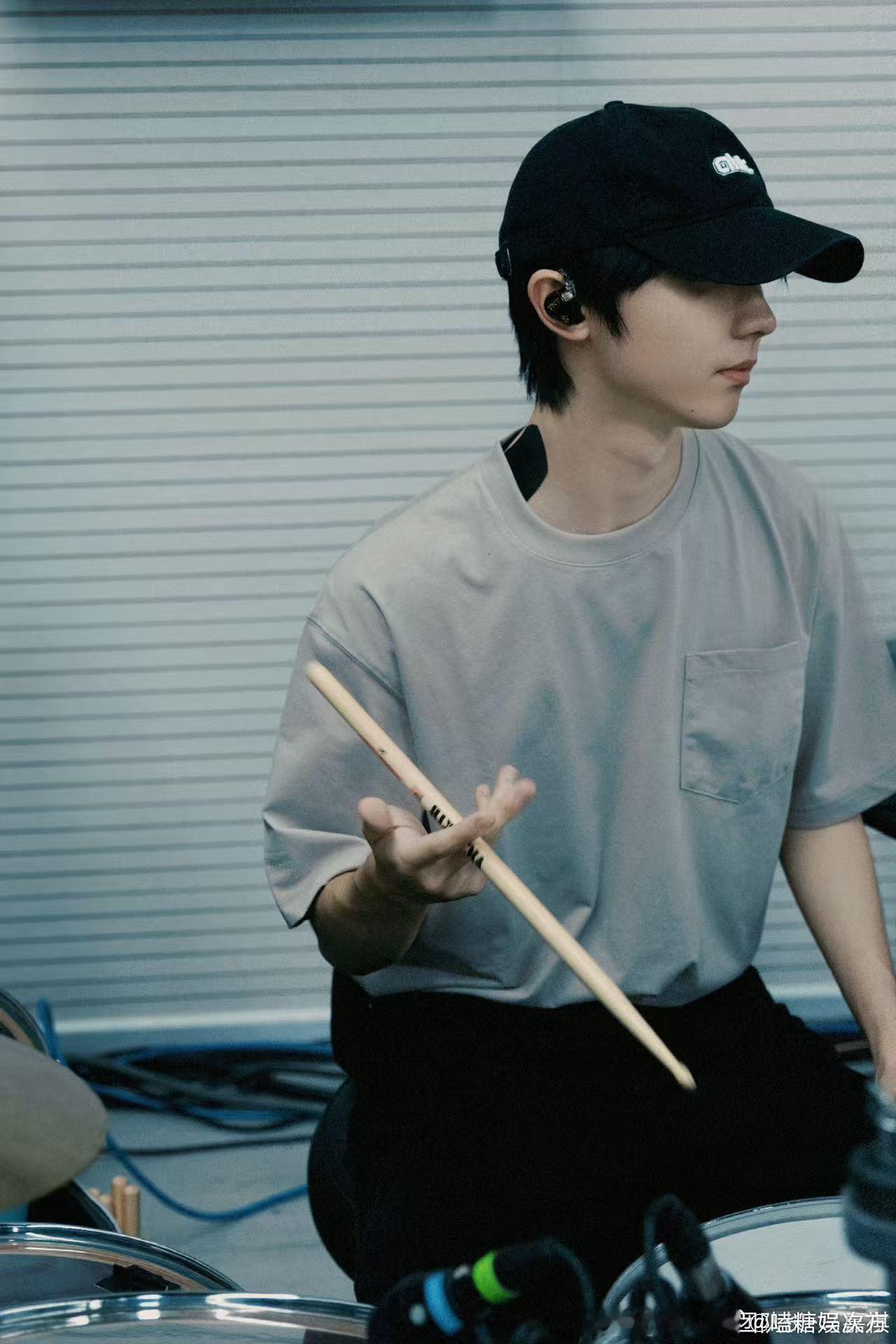 马嘉祺新歌写你 《写你》是马嘉祺为纪念抗战胜利80周年献上的一份厚礼，歌声中带着
