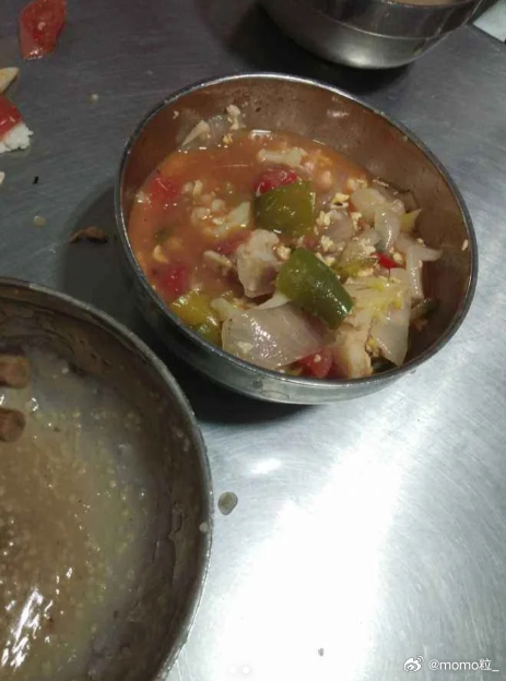 走读生带17份早餐买空包子的一天 一点也不好笑！现在寄宿制的学校食堂全是僵尸肉、