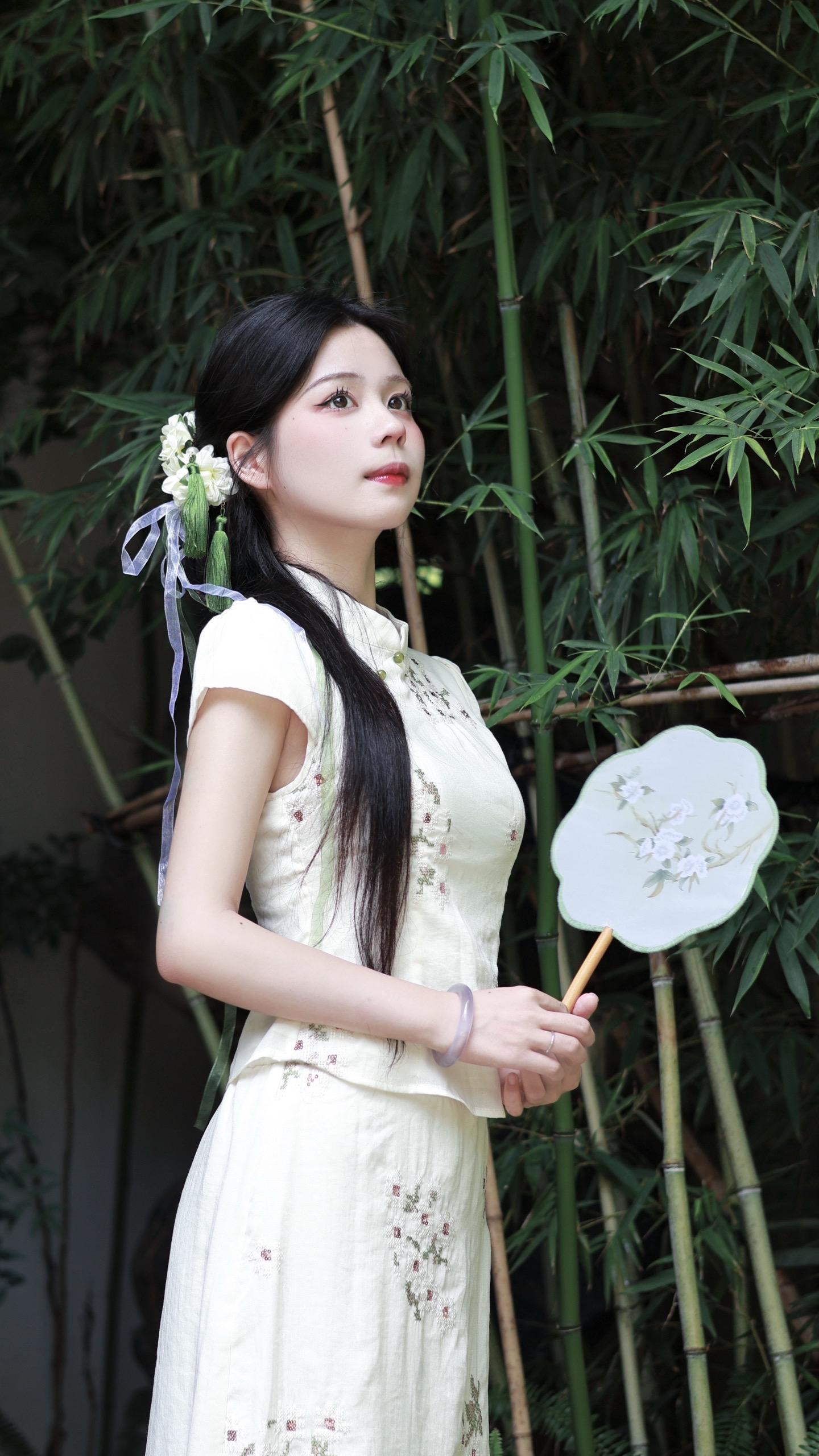 逸气假豪翰，清风在竹林。