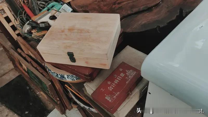 过去的物品如今都成了收藏，往昔的知识现在也成了怀旧的对象。这是为何呢？
一是时代