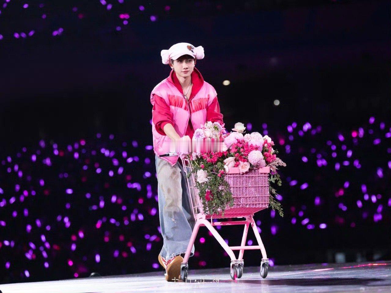 汪苏泷说可以在杭州七连开了 第一次在周一开演唱会就在杭州，汪苏泷用实力证明哪天开