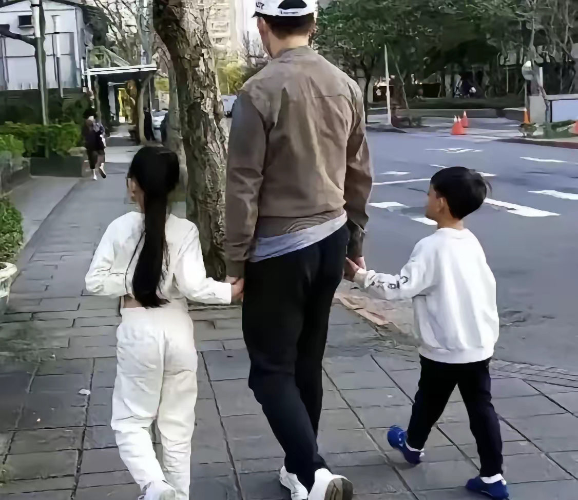 汪小菲把孩子留在湾湾不是因为等着大S树葬也不因为S家不签字放人终于找到汪小菲不带